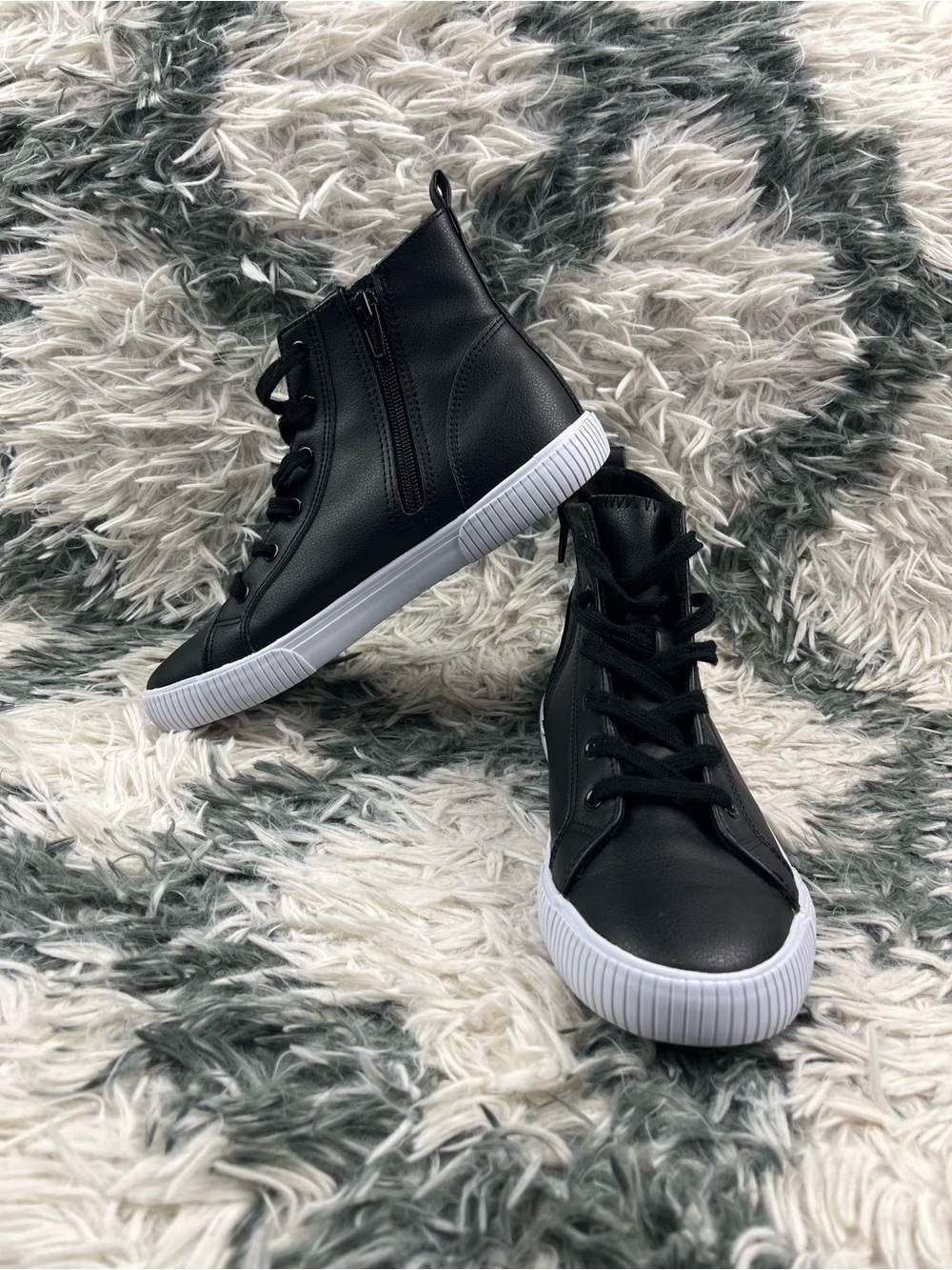 Cat & Jack Boy’s Glenn High-Top Sneakers Black Size 5